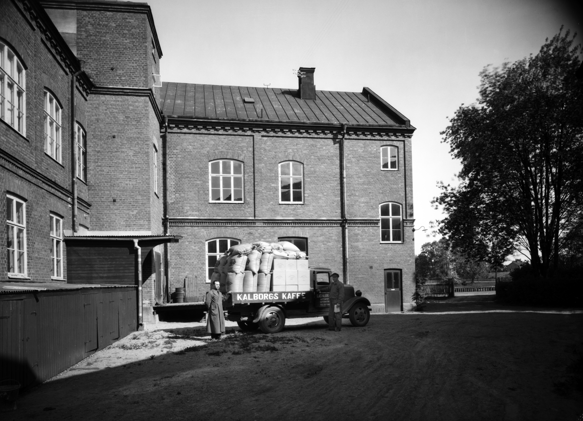 Bildsvit från Kalborgs kafferosteri på Älvgatan 39. Huset användes tidigare av Yllefabriken men efter brand i lokalerna på Drottninggatan 4 flyttade Kalborgs dit. Bilden tagen 1935.