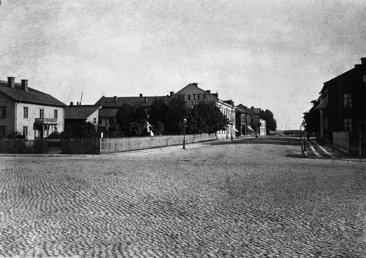 Järnvägsgatan sedd från stationen ca 1890. Dåligt skick på original. Rikligt med repor och damm .