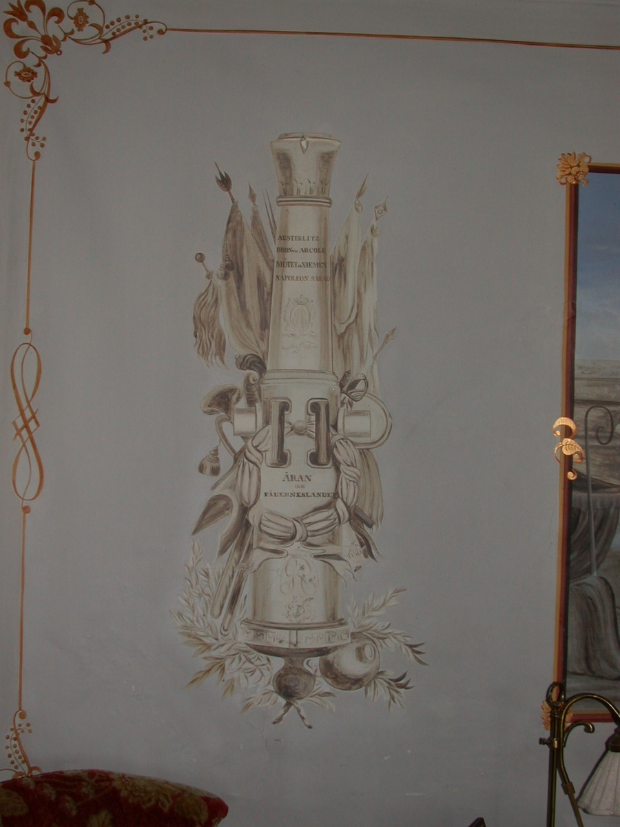 Interiört måleri från troligen 1860-talets andra hälft på Kyrkebols gård i Långserud.
Väggmålningar i övervåningens sal, det s.k. Napoleonrummet, målade med limfärg på papp. Målningarna är grisailiknande och går i grå-svart-blå ton. Samtliga väggar har målningar med sammanlagt sju olika motiv från Napoleons storhetsdagar; historiska händelser i bland annat slagfälts- och stadsmiljö med Napoleon i centrum. På central plats i rummet finns två kanoner som samtidigt föreställer minnesmonument målade. På den ena står: "Austerlitz. Bron vid Arzole. Mötet på Niemen. Napoleon sårad. Äran och fäderneslandet". På den andra kanonen står: "Afskedet i Fontainbleu. Napoleon på ST Hel: Klippa. Industrin och de sköna konsterna". Mellan kanonerna ovanför ett motiv där Napoleon tilldelats en medalj, sitter en örn med uppspärrade vingar och med "televerksliknande" blixtar omkring sig. Mycket i Napoleonrummets målningar påminner om industrialismens arkitektur och för oss förefaller de i viss mån vara en hyllning till industrialismen. Figurscenerna är med största sannolikhet målade efter förlaga.
