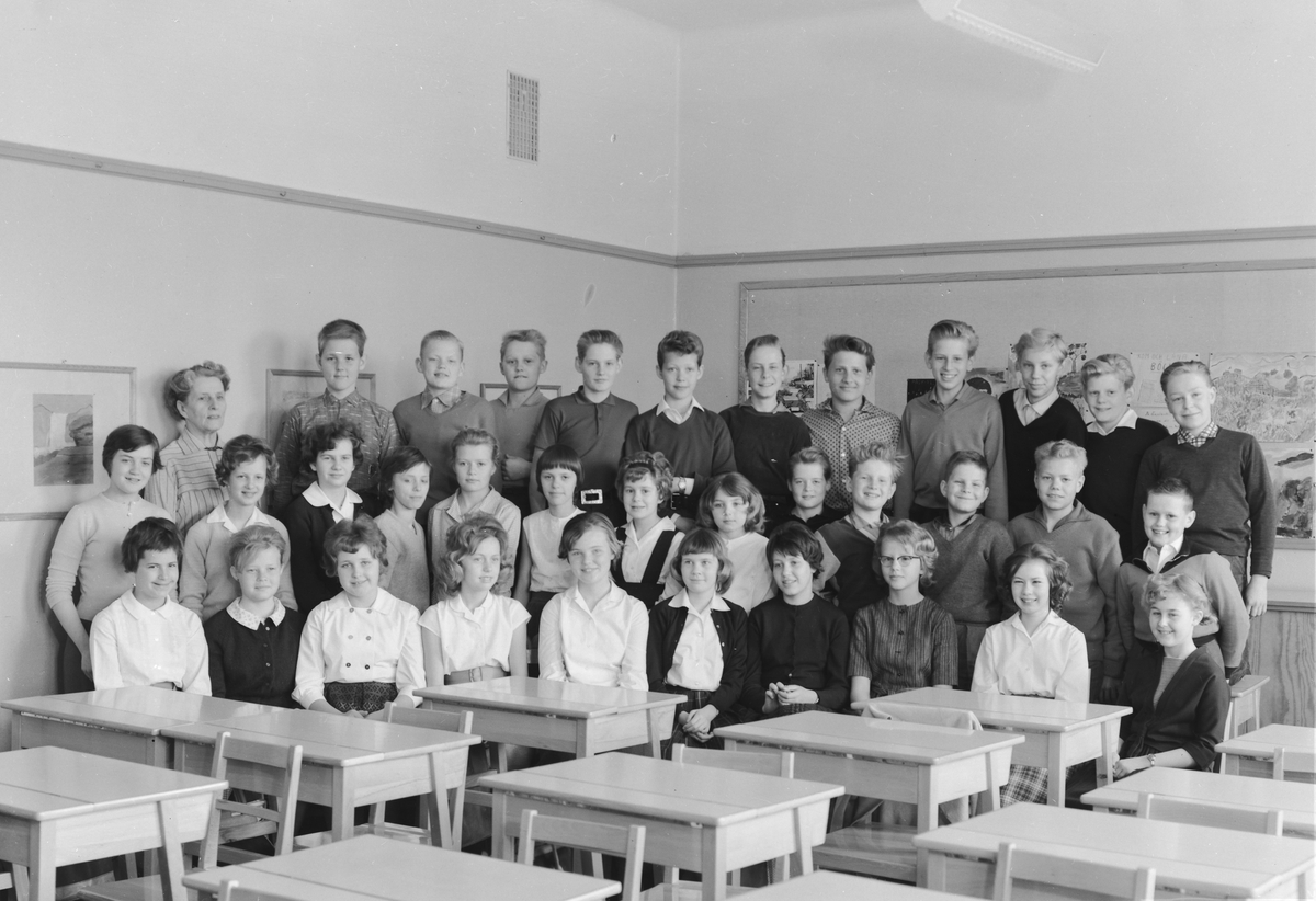Engelbrektsskolan, klassrumsinteriör, skolbarn med lärarinna fru Herta Nessén, klass 6A, sal 12.