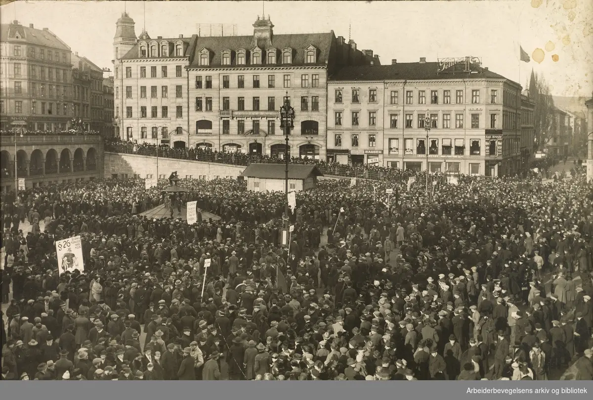 Demonstrasjon på Youngstorget under lockouten 17. mars 1924.
