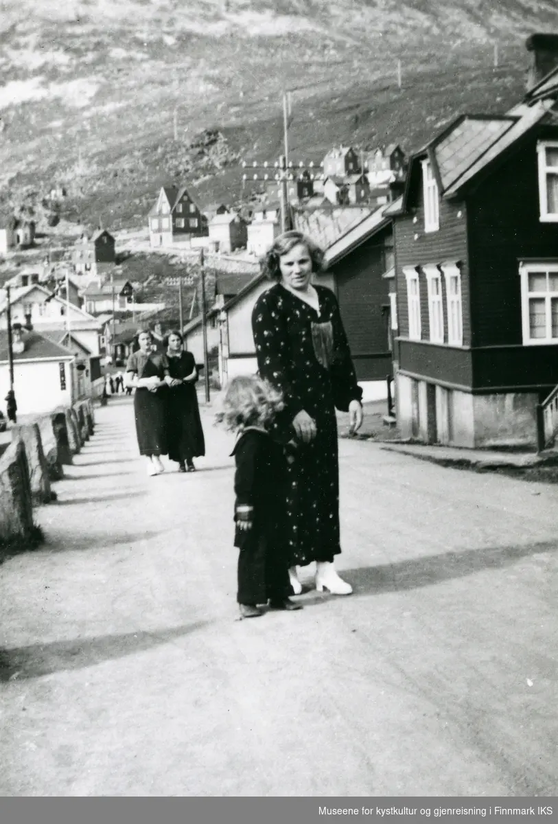 Honningsvåg. Elise Jørgensen med barnebarnet Frode Johannessen i Storgata. 1936.