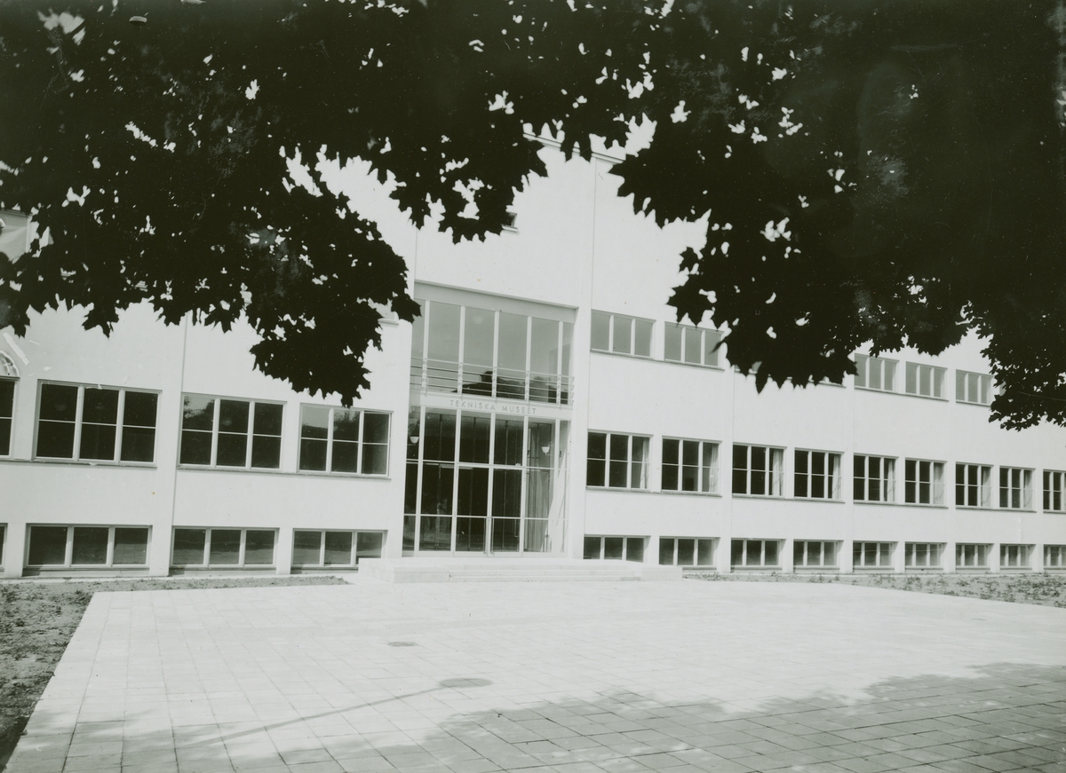 Tekniska museet, ca 1939. Fasaden åt öster med entréparti.