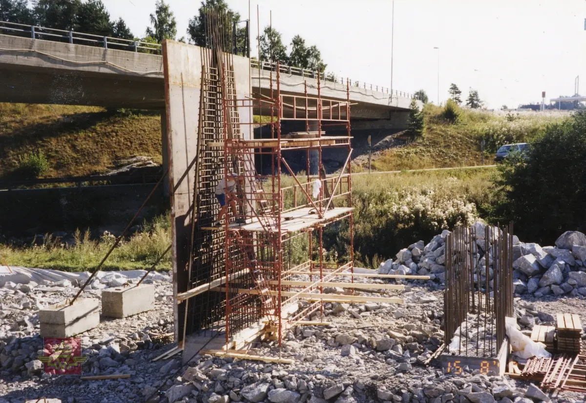 Bygging av Grimsrud bru E6 syd Follo, 1996-1997.
Bilder fra Region øst  Romerike distrikt Akershus.
