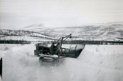 Brøyting med sideplog på Grønnås i Fauske 1950-årene