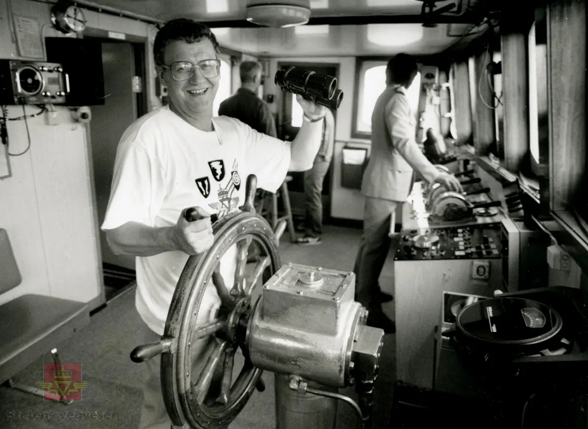 Vegsjef Arne Ivar Løvmo ombord på M/F Lødingen 1. juli 1990 ved åpning av sambandet Bodø-Moskenes.