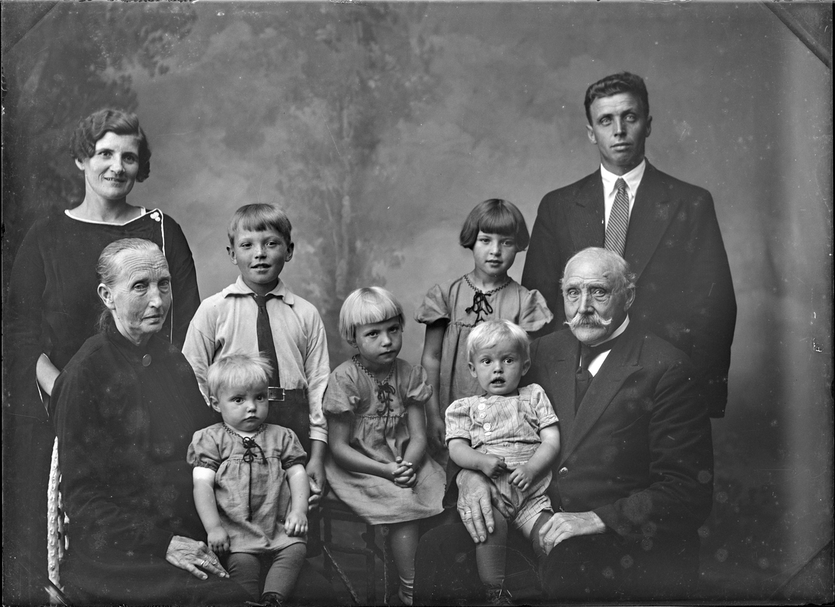 Portrettfoto av familie i tre generasjoner