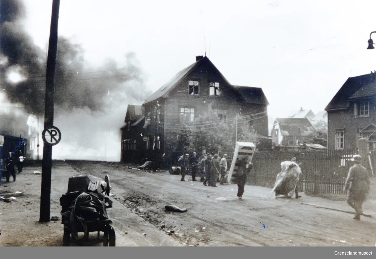 Bebyggelsen i Kirkenes i brann etter bombingen 4. juli 1944. "Reddes det som reddes kan!" 