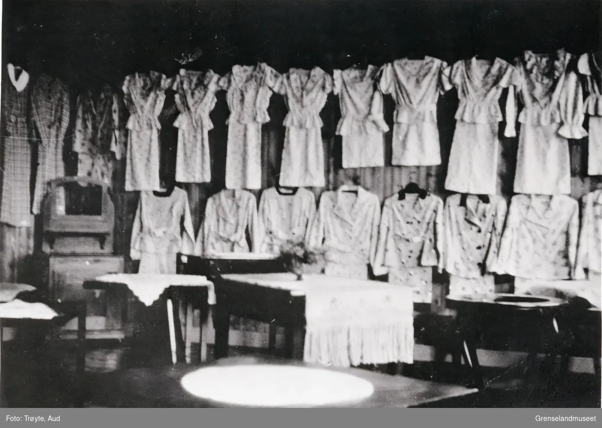 Utstilling av elev-arbeid på Svanvik ungdomsskole, 1936-1937. Diverse tekstile produkter. 