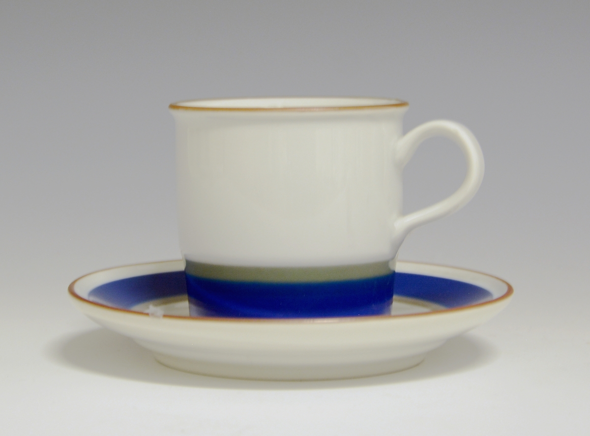 Skål til kaffekopp, "Eystein". Design Eystein Sandnes. Lansert i 1970.
Modell: 444/3, Eystein 2440
Dekor: 80045, Saga
