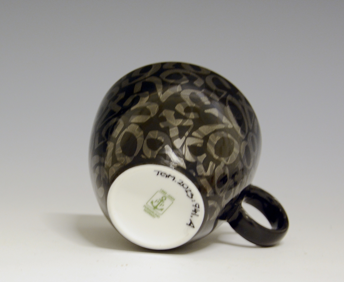 Capuccinokopp av porselen, med rund hank. 
Modell: Barista, forgitt av Poul Jensen.
Dekor: Mina.
