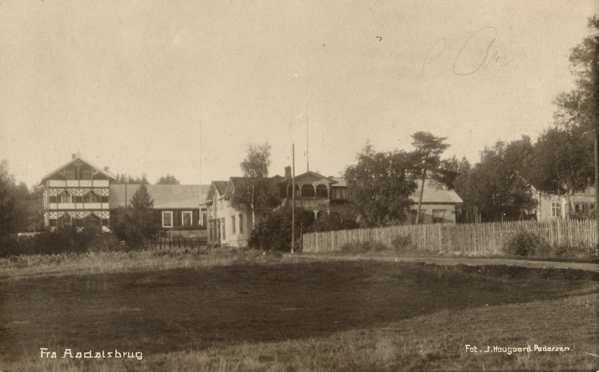 Postkort, Løten, Klevbakken, Ådalsbruk Arbeidersamfunn, Bygd som Ådalsbruk Folkehjem i 1892, til høyre Akers Kafe', sletta i forgrunnen ble brukt som lekeplass, til friluftsmøter og turnoppvisninger,