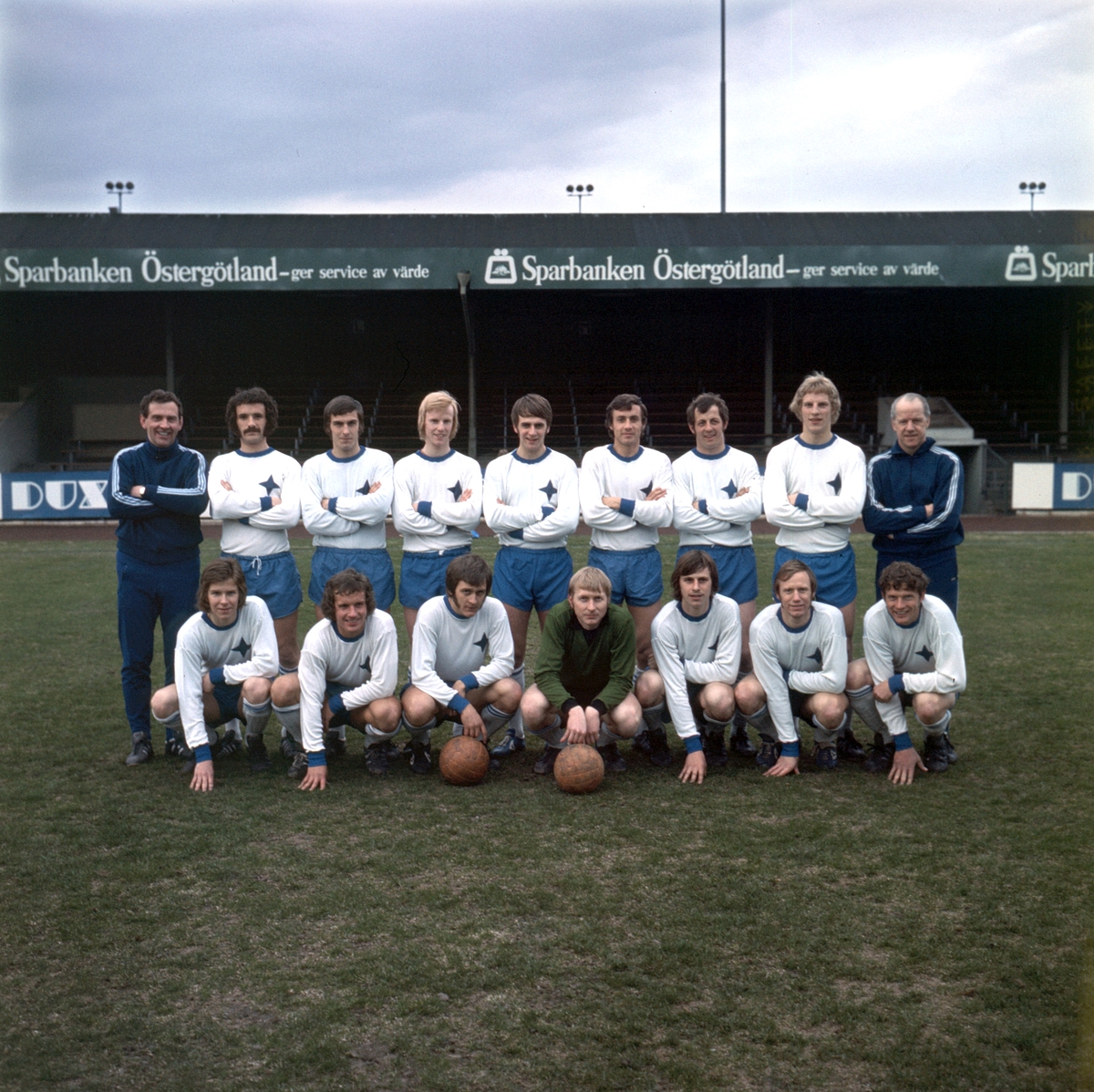 IFK Norrköpings representationslag 1972 mellan ledarduon Örjan Martinsson och Gösta Löfgren. I truppen Ove Kindvall, Benny Wendt och Björd Nordqvist för att nämna några.