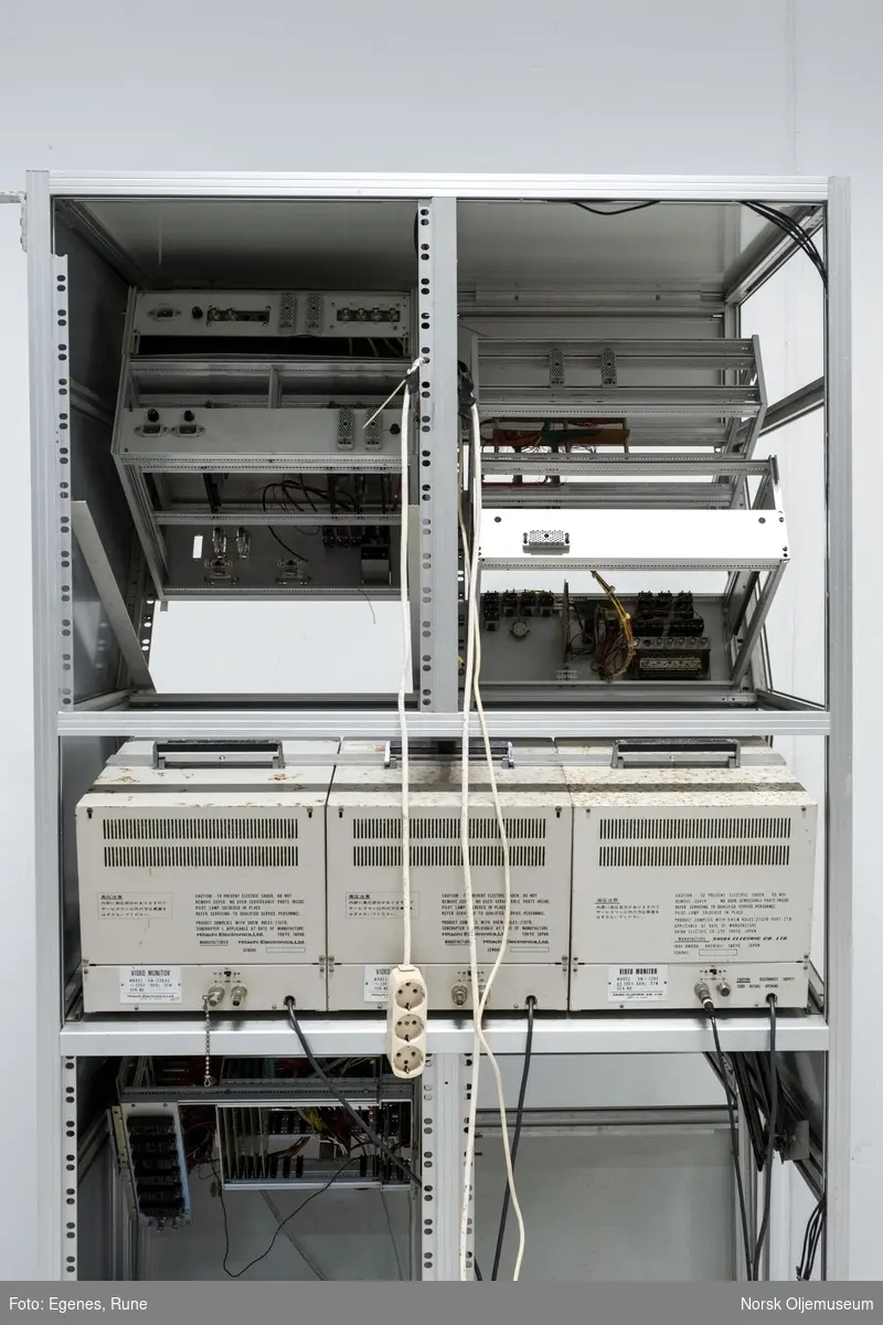 Seksjon som var del av arbeidsstasjonen i kontrollrommet til undervannsfarkosten Snurre. Seksjonen inneholder en innfelt joystick, skyvekontroll og flere fastmonterte videoskjermer og elektroniske enheter.