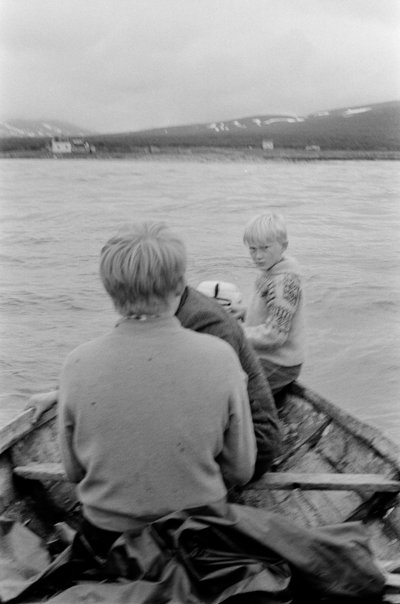 To gutter i en båt.
