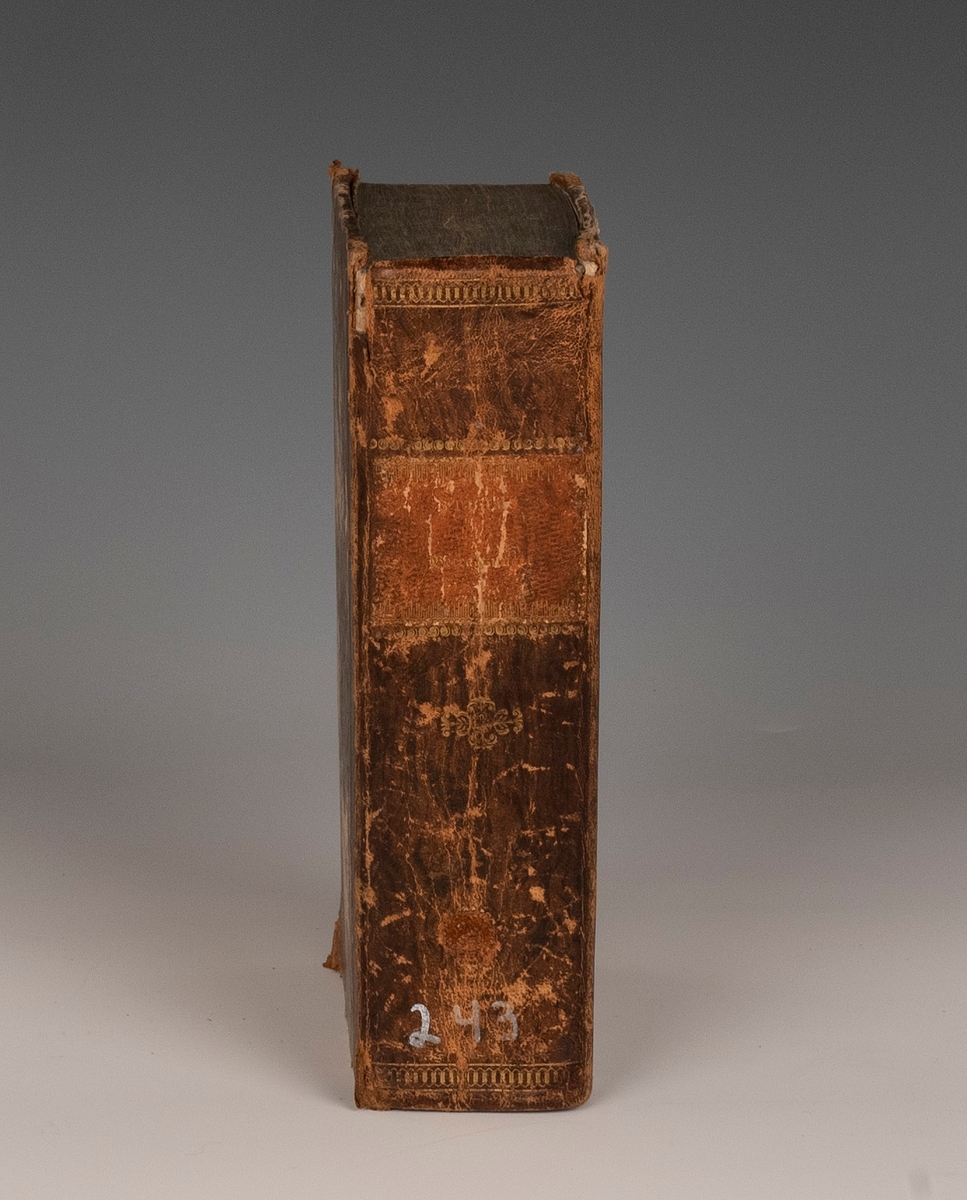 marmorert omslag, 243 skrevet på baksiden, innbundet, årstall 1793