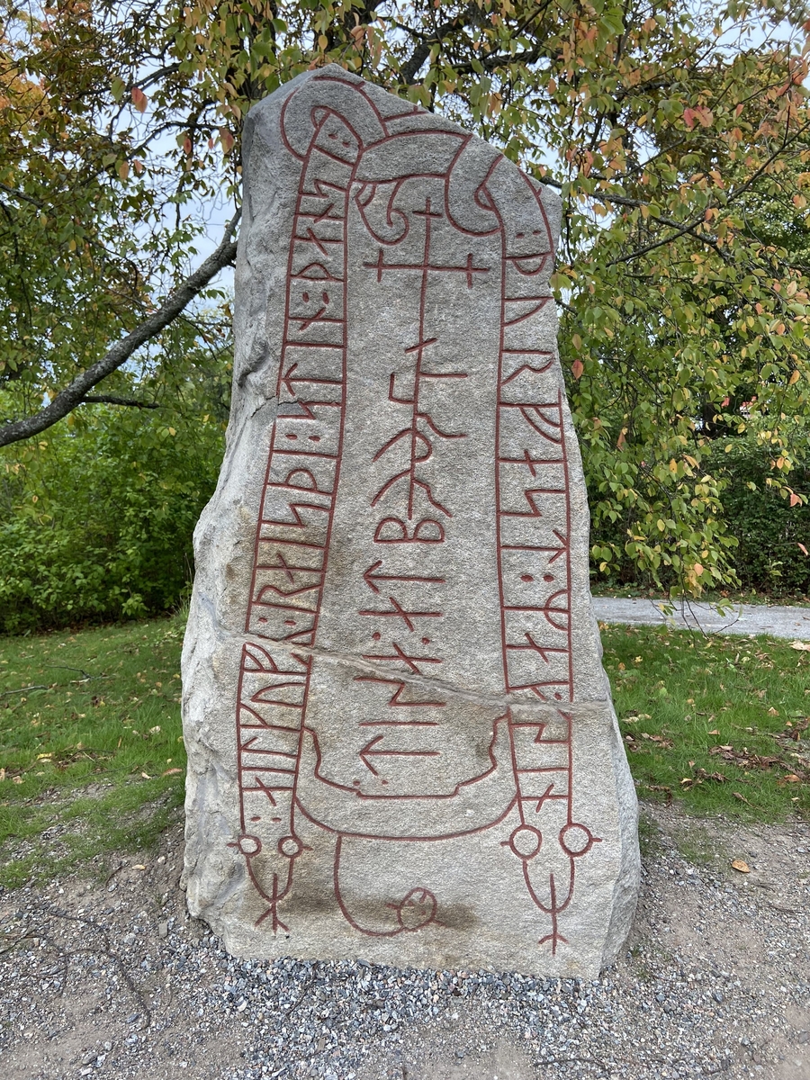 Runsten från Linga hed med inskrift på två sidor. 
Tolkat som: "Helgulv reste denna sten till minne av Torfast, sin svåger, Disa till minne av sin broder."