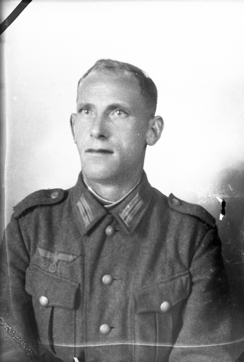 Portrett av tysk soldat i uniform, atelierfoto. Porträt eines deutschen Soldaten, 2. Weltkrieg, Elverum, Norwegen