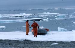 Forskningsskipet Lance tokt Svalbard i Murchisonfjorden, her