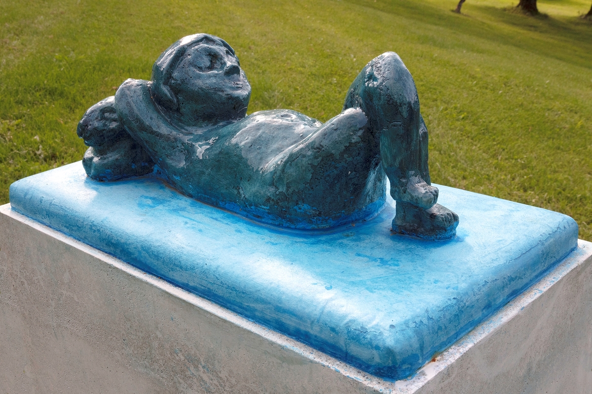 De tre skulpturene med titlene Indigo Kid #1-3 viser barn som kjæler med harer. Skulpturene er først formet i leire, så støpt i betong. Deretter er de malt og farget med waterbased stain, et produkt særlig brukt i USA til behandling av gulv for å etterligne ulike typer stein. Kunstneren har brukt fargen asurblå og lakk for å skape en tilnærmet versjon av blank azuritt; en type krystall som ifølge pseudovitenskap skal roe ned sinnet, frigi stress og forvirring, samt lindre bekymringer og ubesluttsomhet. Titlene Indigo Kid #1-3 kommer fra begrepet Indigo Children, en idé fra New Age-miljøer i 1970- årene, og en betegnelse som ble gitt til barn man hevdet hadde spesielle, usedvanlige eller overnaturlige evner og egenskaper.