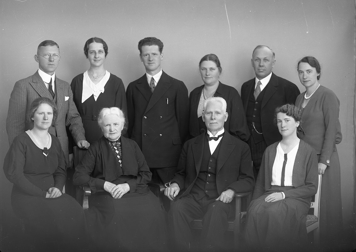 Gruppbild med familjen Kellner. Albertina och Gustaf Kellner i centrum, med barn och sannolikt ingifta.