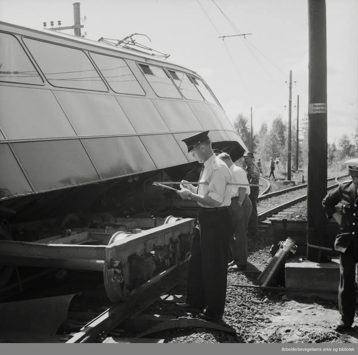 Vogn på Ekebergbanen veltet av sporet ved Ljabru stasjon. 14 juli 1959