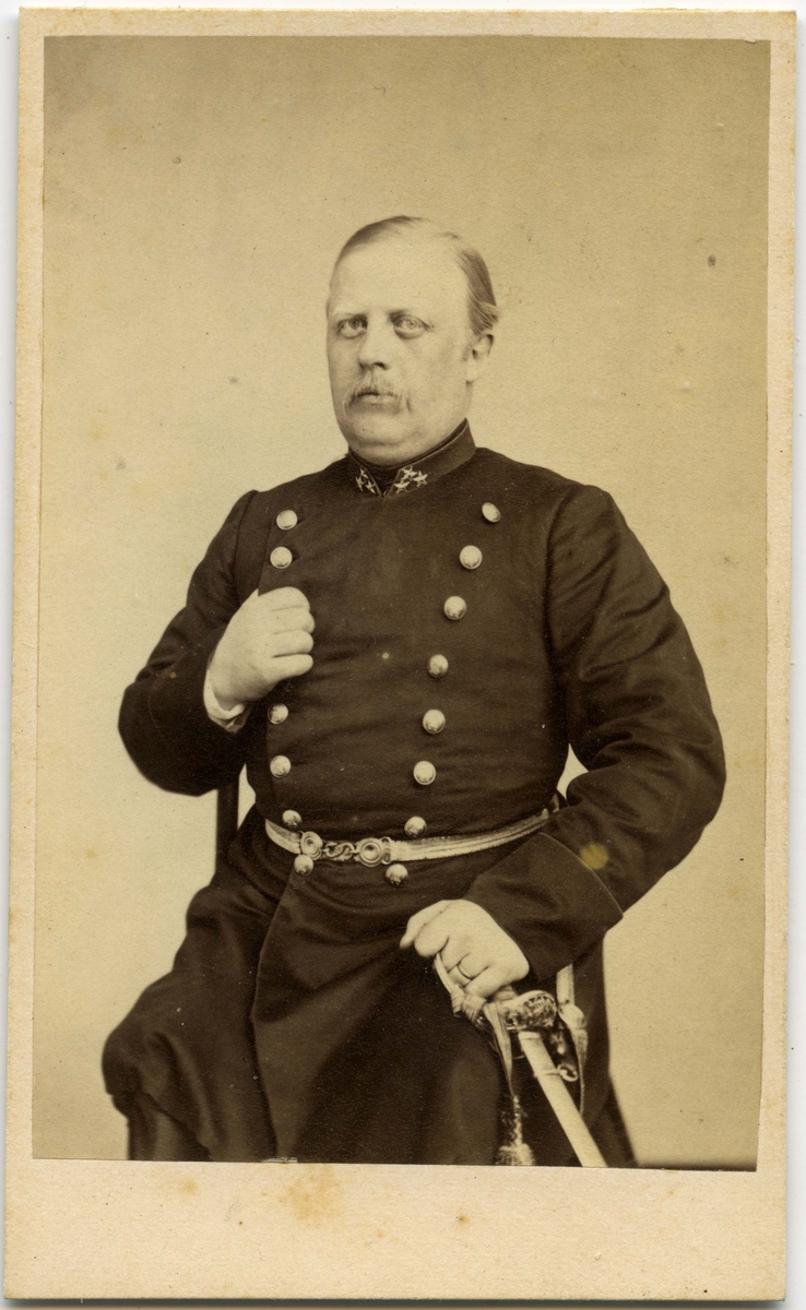 Porträtt på Sten Charles Emil Hjalmar von Heland. Löjtnant vid regemente I 12.