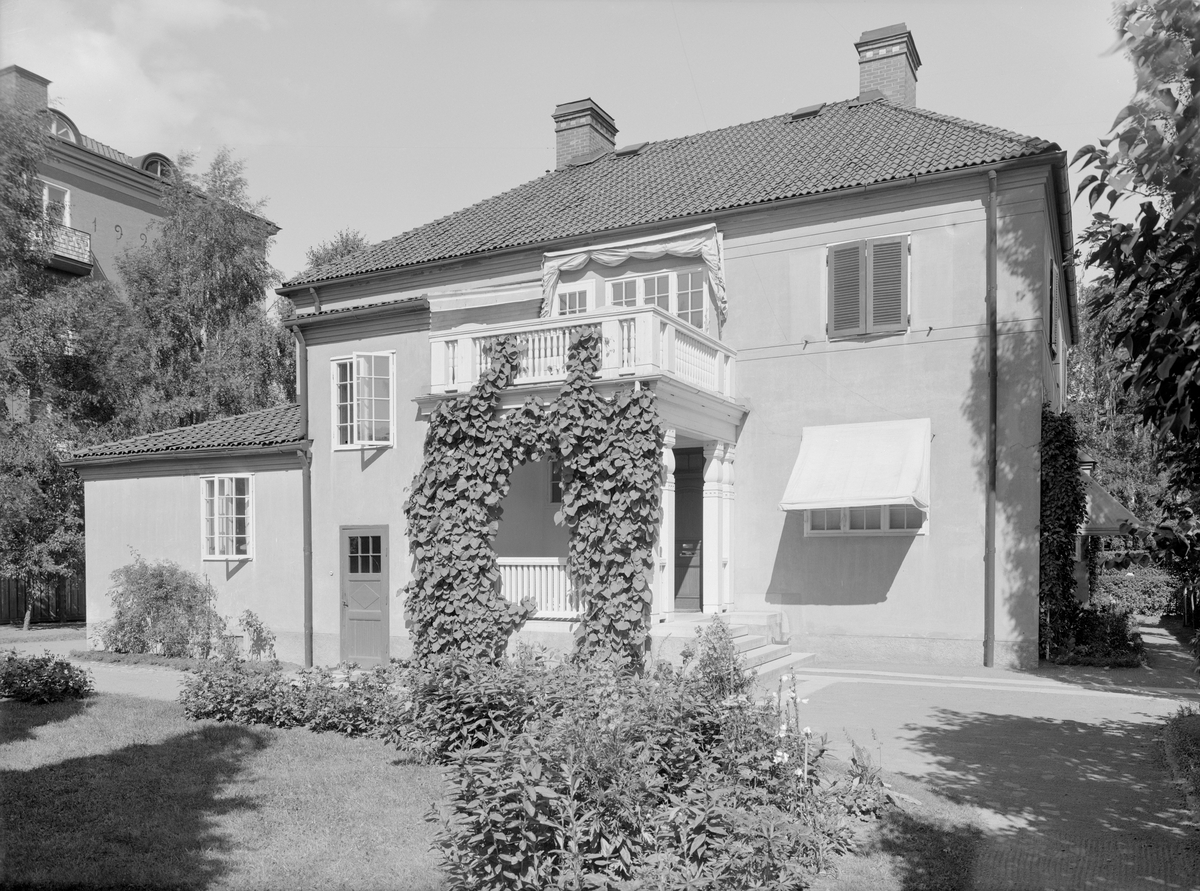 Stadsfiskal Per Arnanders bostad på adressen Teatergatan 1 i Linköping. Ritningarna från 1911-12 har Axel Brunskog som upphovsman.