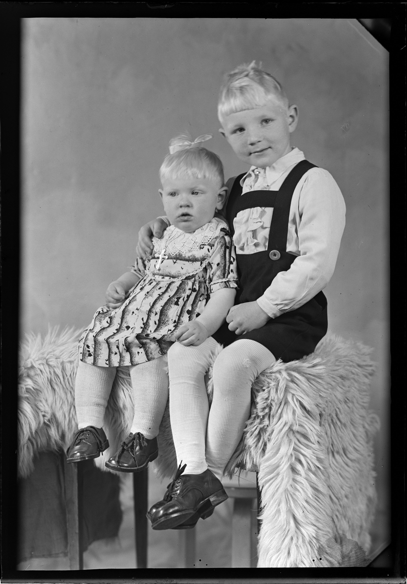 Portrett av to barn 
