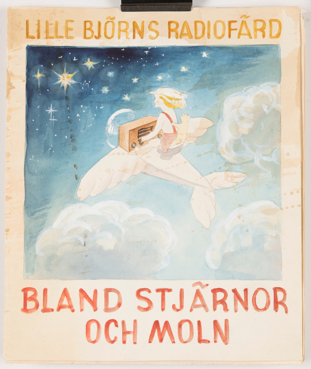 Skissbokens framsida föreställer ett barn som tillsammans med en nalle och radio sitter på ett flygplan. De flyger genom himlens moln på väg mot stjärnorna i rymden. Barnet har röda byxor och blondt hår. Himlen är ljusblå och rymden är mörkblå. 

Högst upp på bilden står med ockragul text "LILLE BJÖRNS RADIOFÄRD". Längst ner på bilden står med röd text "BLAND STJÄRNOR OCH MOLN".

Sedan följer ett första utkast till sidlayout för boken.