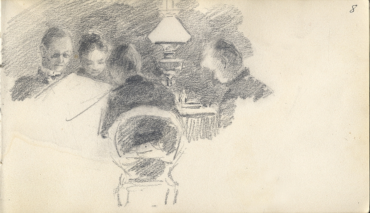 Skiss, blyerts. Samling kring aftonlampan. En man och tre kvinnor sitter och läser m.m., runt ett bord med en fotogenlampa.

Inskrivet i huvudbok 1975.