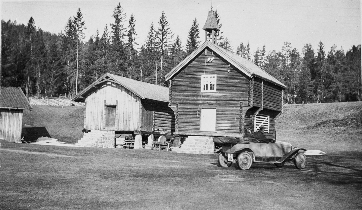 Stabbur og bil på Øvre Kopseng i Eggedal. Uten år, trolig 1920-årene.