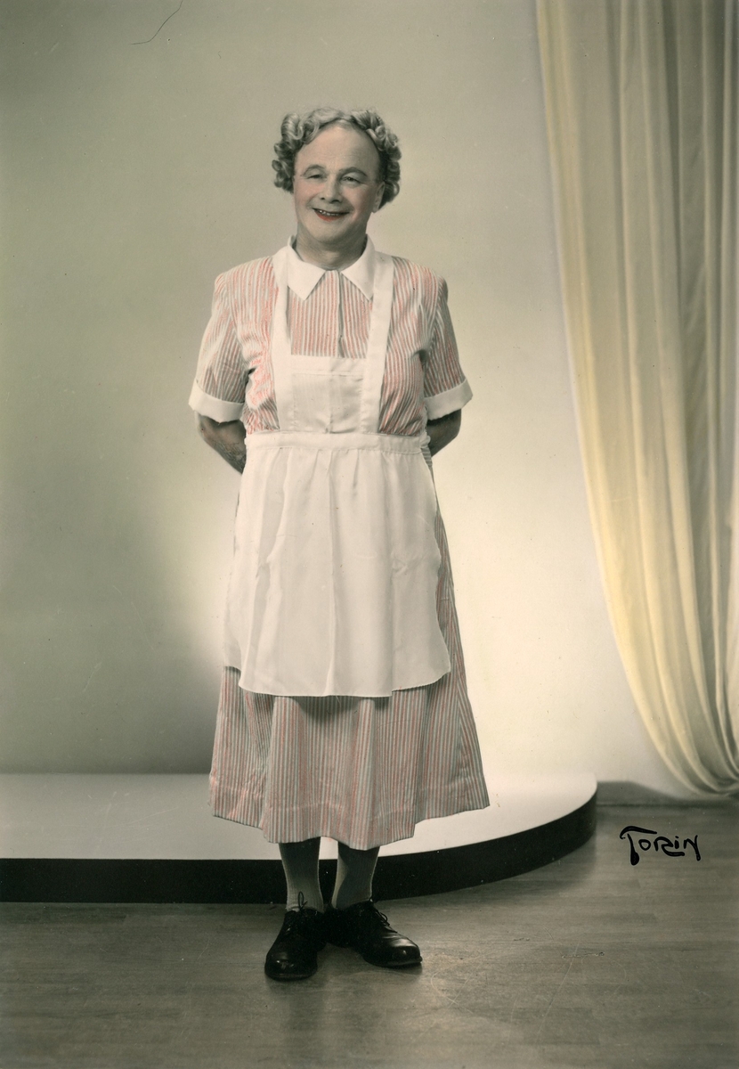 Bilden tagen i samband med att AB Fodervävnaders idrottsförening (FIF) ordnade kabaret ca 1949. Artur Bergström som hemmafru.