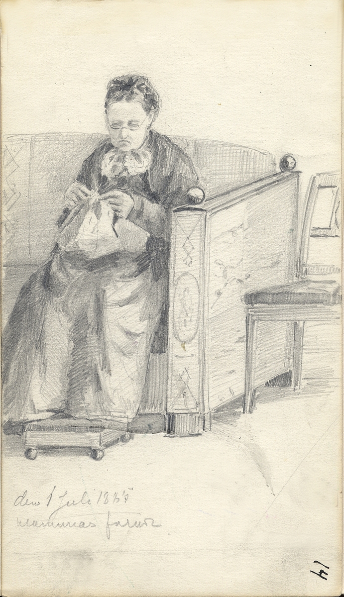 Skiss, blyerts. En äldre kvinna med glasögon och s.k. frumössa sitter och stickar i en biedermeiersoffa.

Inskrivet i huvudbok 1975.