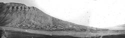 Longyearbyen, med taubane fra gruve 2A i frogrunnen. Gruve 1