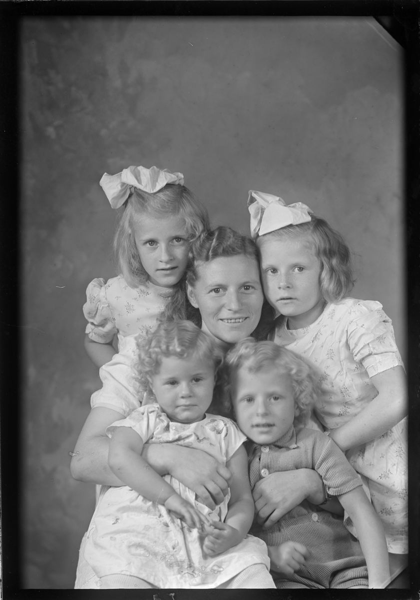 Portrett av mor og fire barn