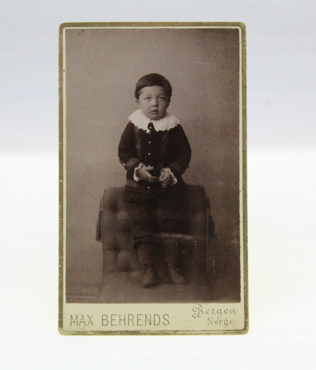 Portrett av barn. Fotografi fra album etter Karoline Nilsen (1862-1947). Karoline Nilsen (Grelsen) var født på Rognmo. Flyttet til Karlstad, Målselv. Fotograf Max Behrends, Bergen.