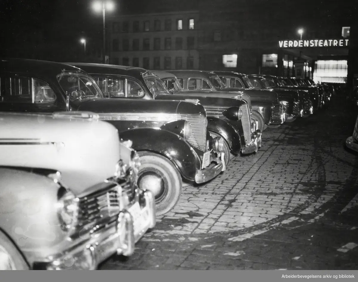 Parkerte drosjer på Youngstorget under Drosjestreiken oktober 1948. Sjåførene var samlet i Folkets hus for å ta stilling til forhandlingsresultatet mellom Transportarbeiderforeningen og Drosjeeierforeningen.