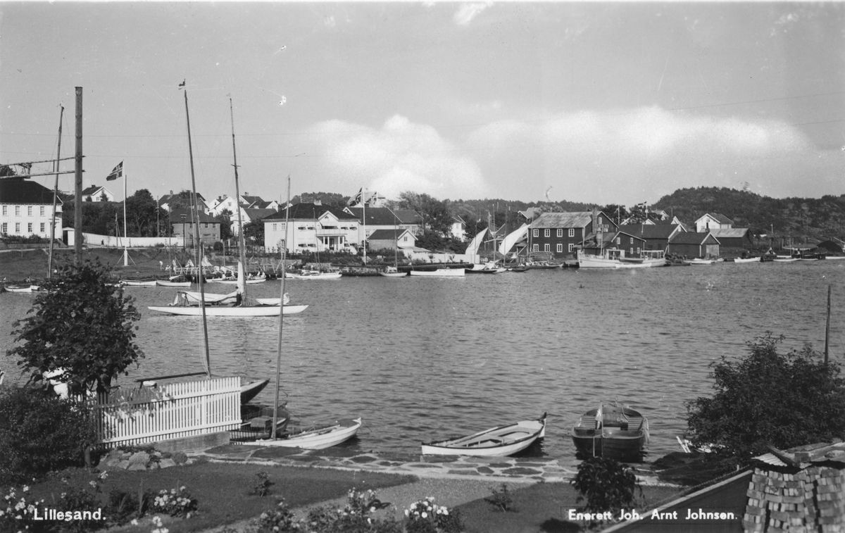 Prospektkort av Lillesands havn, med seilbåter.
Konsul Hansens gård til venstre. 1930årene.