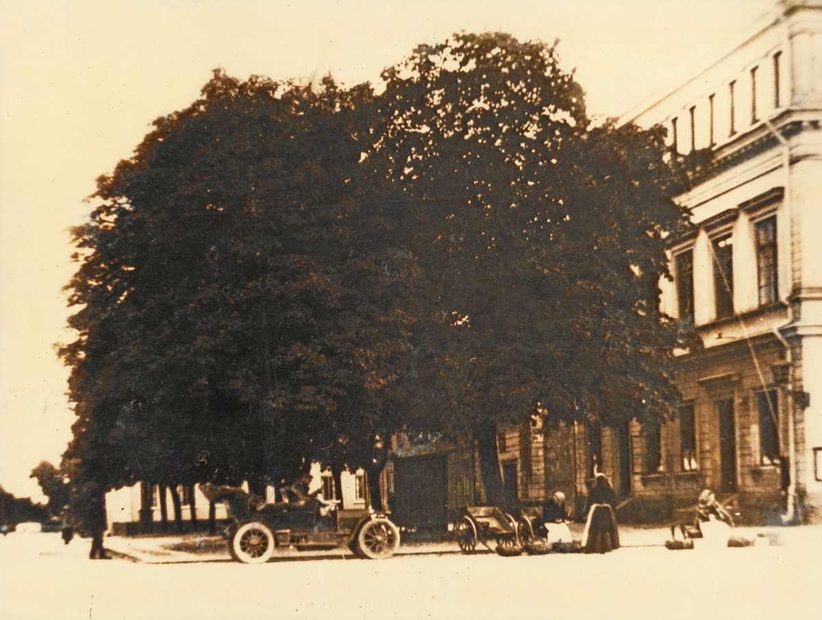 Polishuset, Kronobergsgatan, ca 1915. Poliskontoret inrymdes på gaveln till stadshuset/stadshotellet.
Notera den röda lyktan på husknuten.