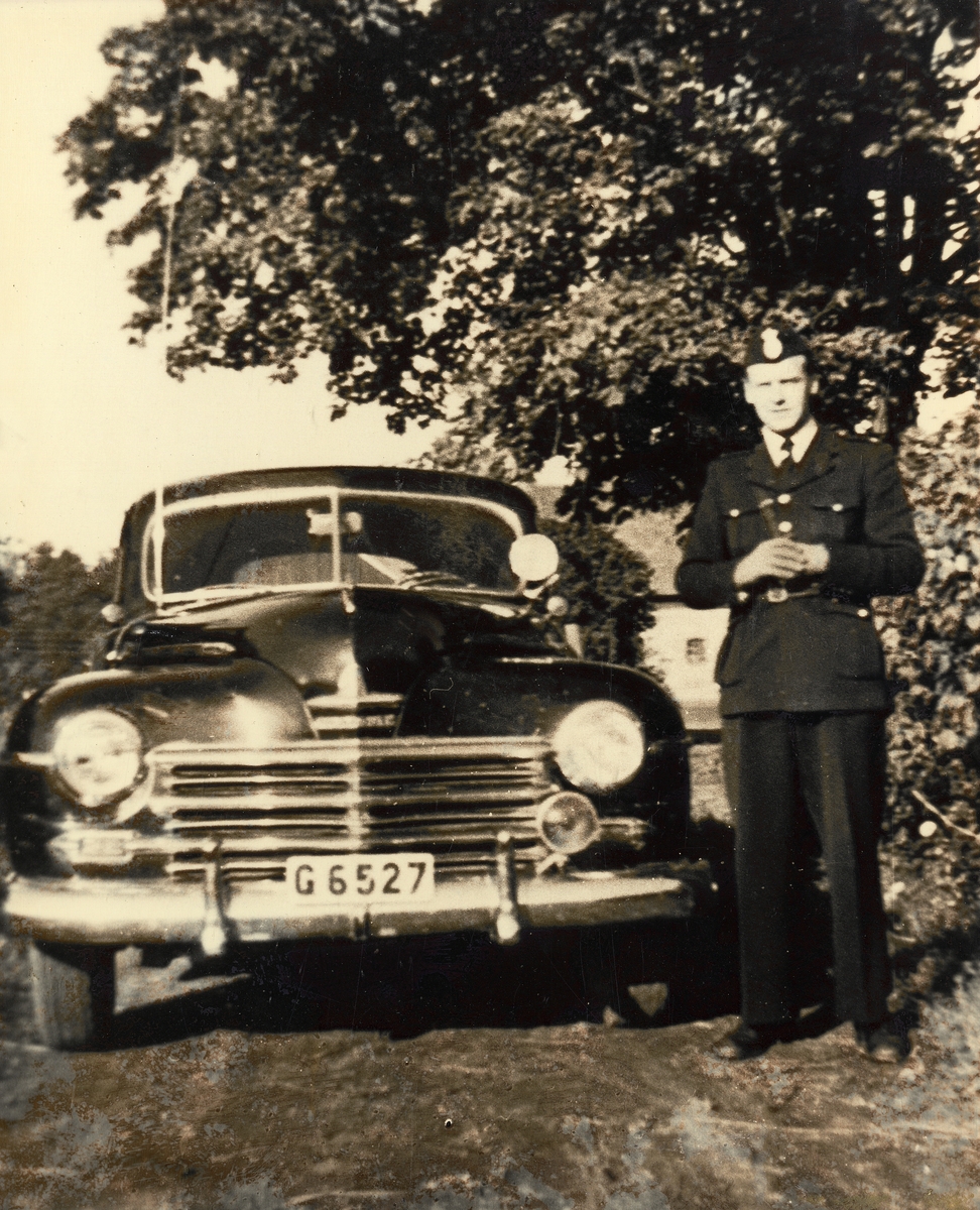 Statspolisen 1951. Erik Tegheim vid en polisbil.
