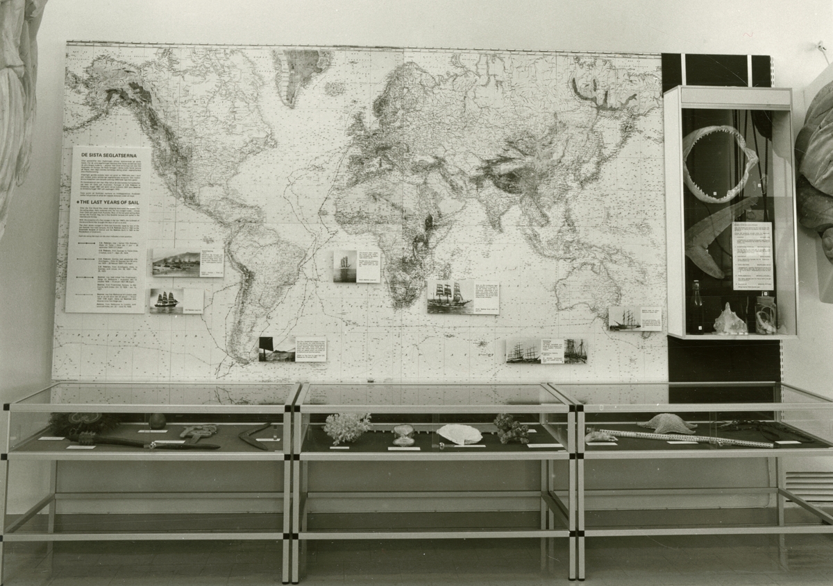 Sjöhistoriska museets permanenta utställning fotograferad 1987. Karta beskrivande segelepokens sista tid samt monter med souvenirer som djurdelar m.m.