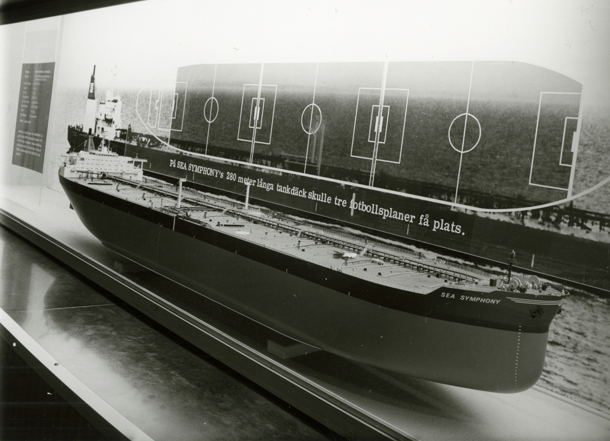 Den permanenta utställningen fotograferad 1987. Fartygsmodell av SVEA SYMPHONI vars tankdäck var 280 m långt vilket skulle kunde rymma tre fotbollsplaner.