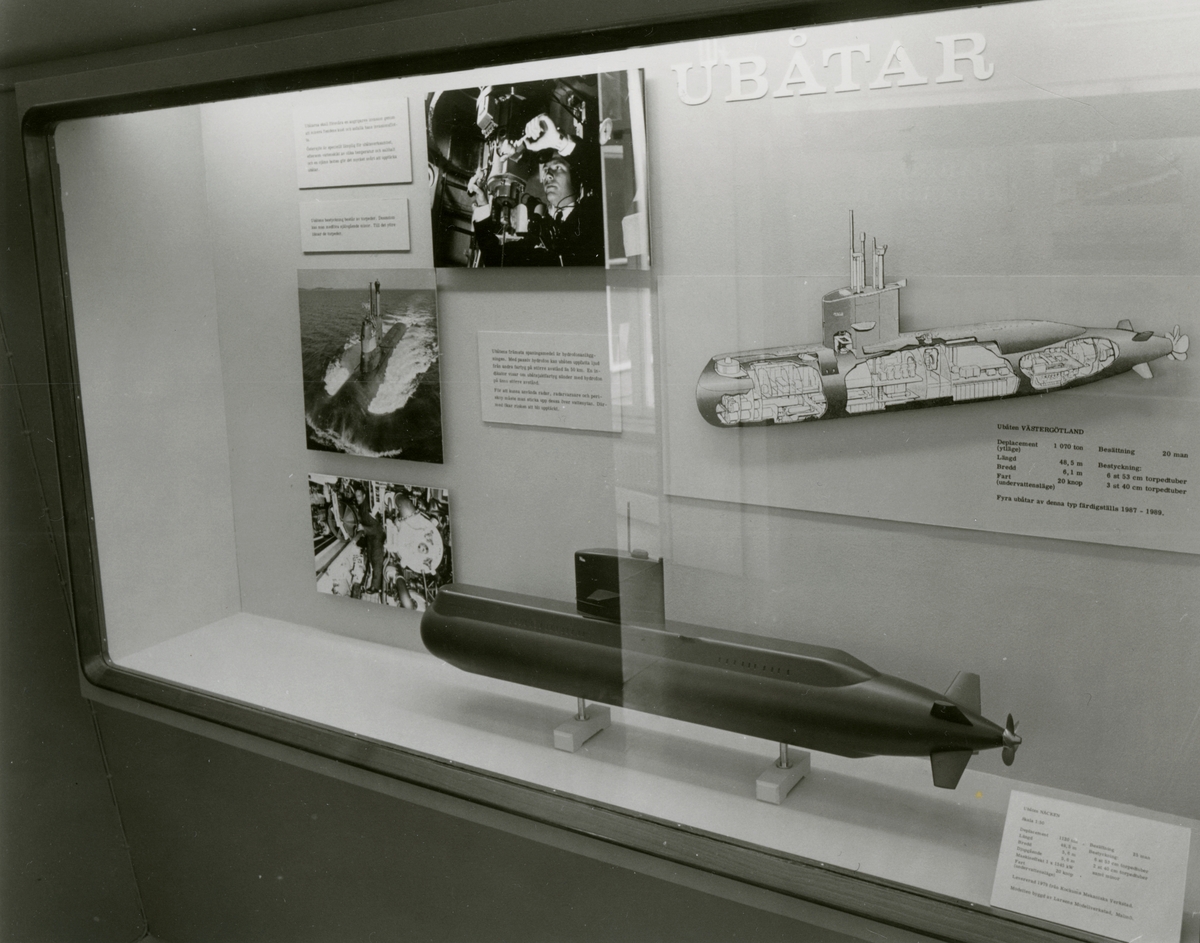 Den permanenta utställningen fotograferad 1987. Monter som handlar om ubåtar. I montern syns fartygsmodell av ubåten NÄCKEN.