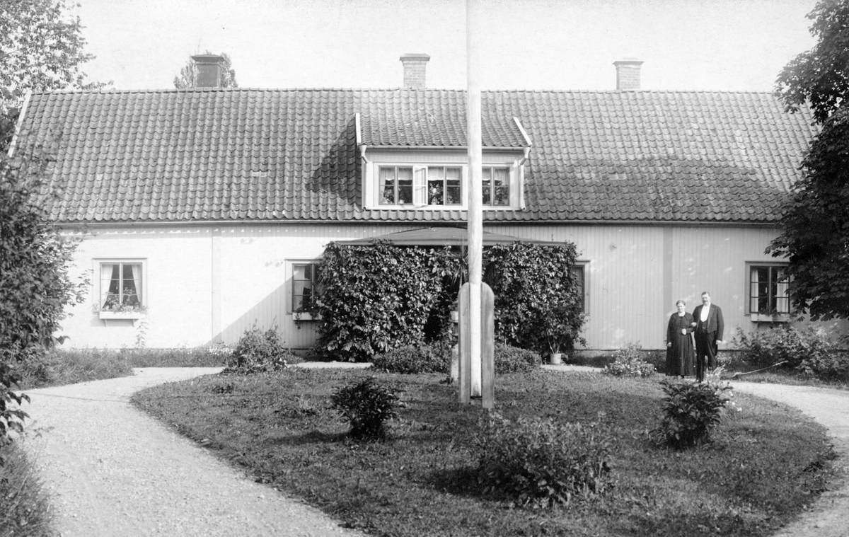 Makarna Lars och Anna Maria Appelqvist framför deras gård Charlottenborg i Väversunda. Vykort från en tid då motiven gärna var lokala. Just denna hälsning skickades sommaren 1927 till lärarinnan Anna Jonsson i Skedevi.