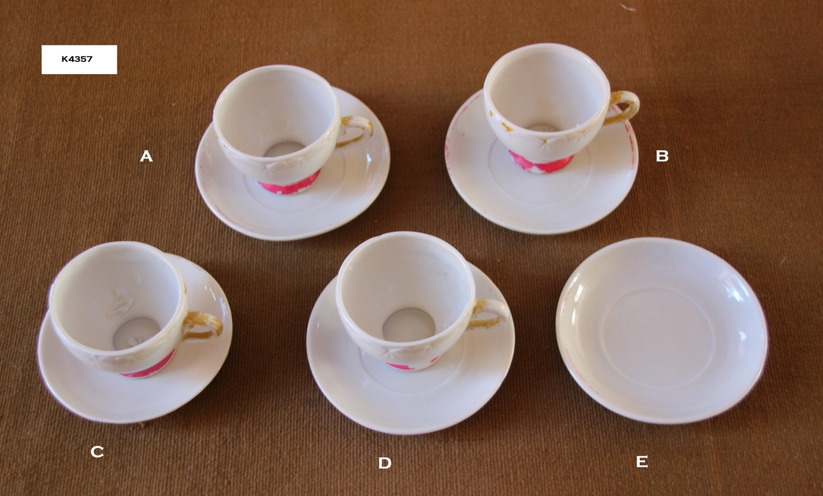 Koppestell i porselen:
4 kopper med underskål (a, b, c, d), 1 lite fat (e).
Koppene har mønster oppe. Hanken i gull. Rød kant nederst.
3 høner i hvit porselen med rød kam og fjærmønster på sidene (f, g, h).
1 Kaffekanne med lokk (f), 1 sukkerskål (g) og 1 fløtemugge (h).