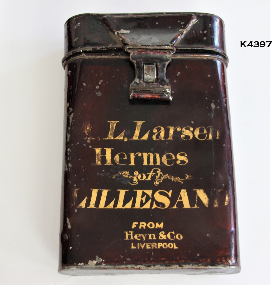 Brevboks: Avrundete hjørner. Låsmekanisme for lokket. 
Tekst i gullskrift: A.L.Larsen. Hermes of Lillesand. FROM Heyn & Co. Liverpool.