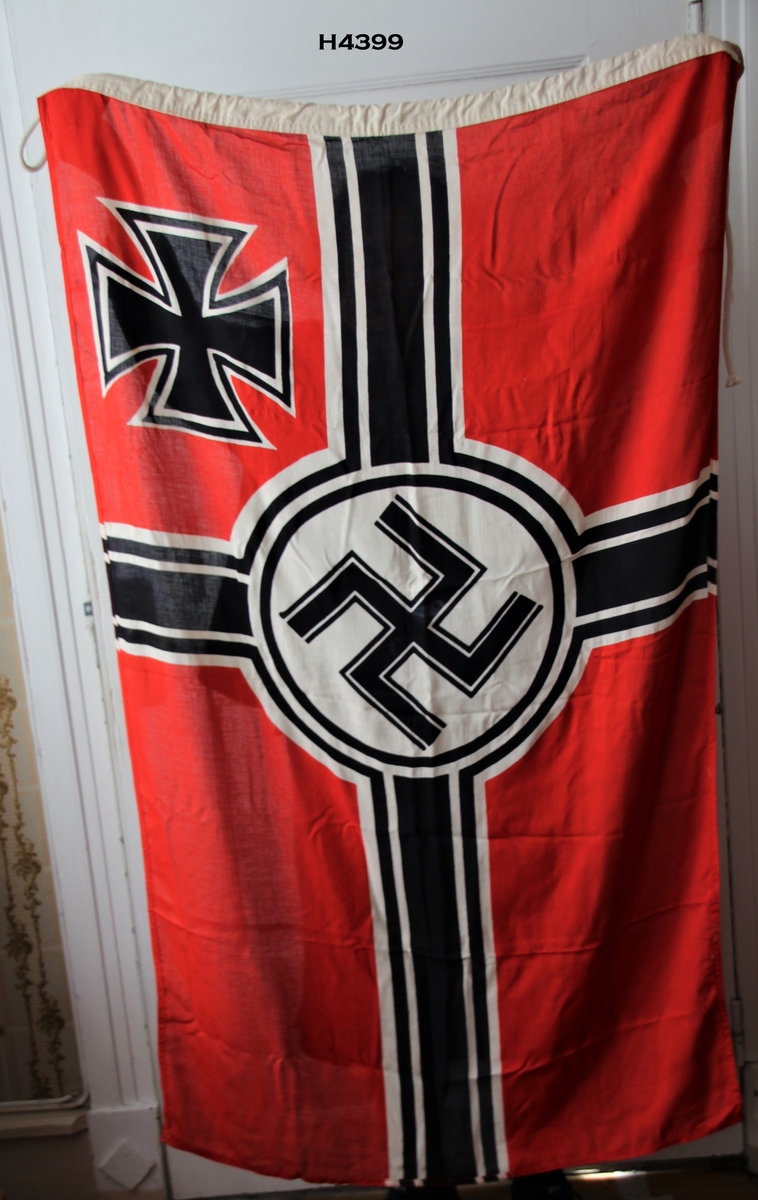 Nasiflagg. Tysk flagg med nazisymboler (hagekors).
Det er rødt, hvitt og svart, Fra nazitiden, 2.verdenskrig.