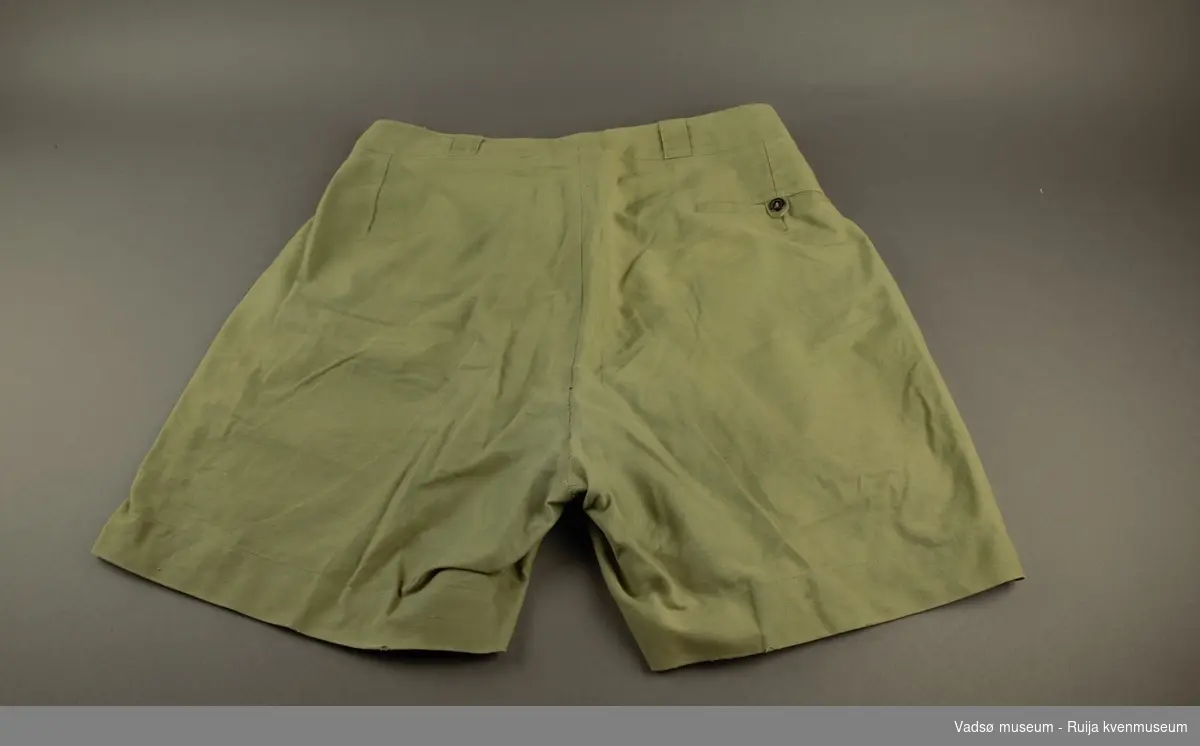 Naturgrønn shorts for mann. Shortsen har lommer på sidene og en lomme med knapp bak. Shortsen har slitasje.