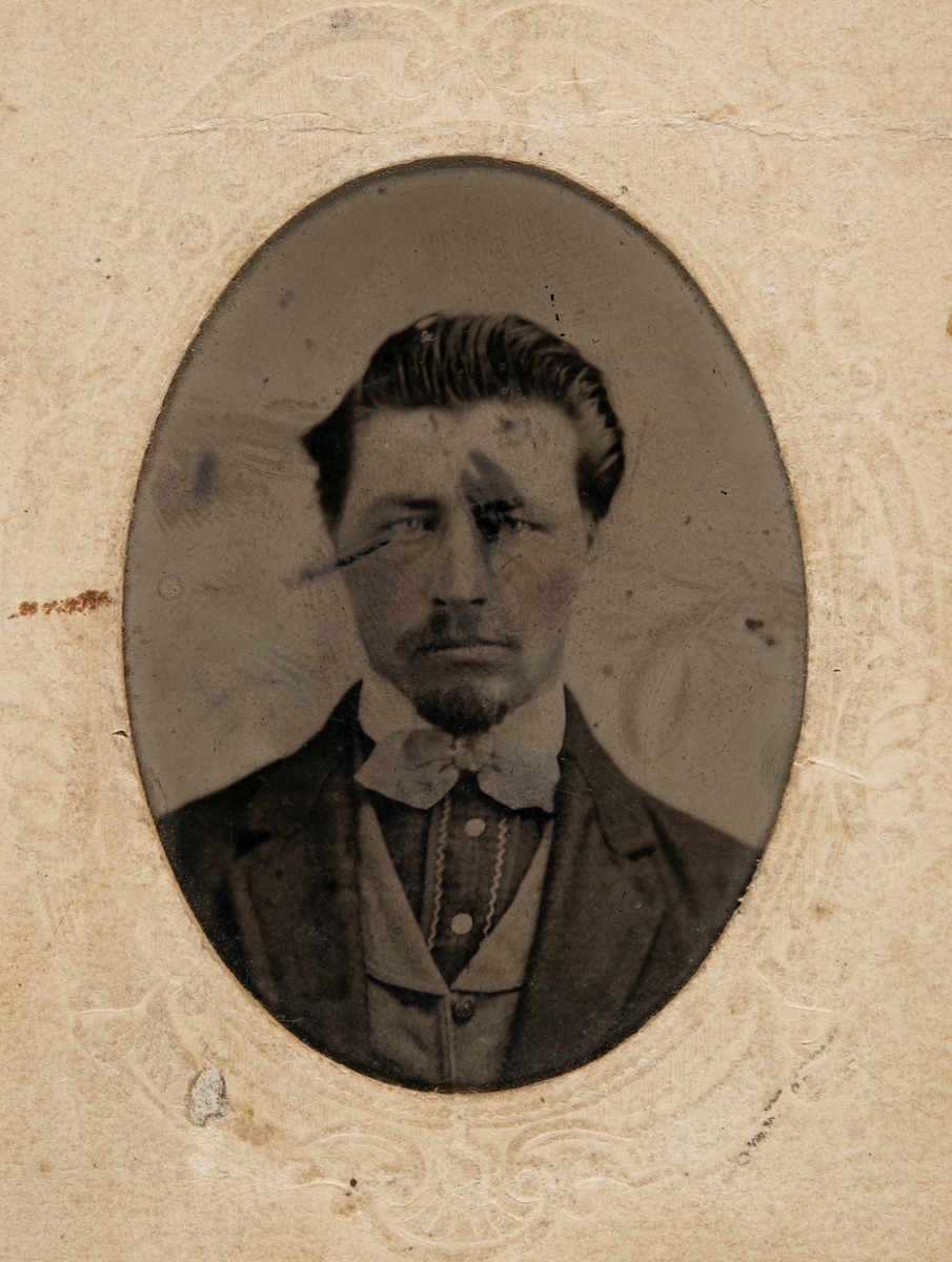 Portrett av mann med bart og fippskjegg.